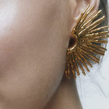 NÁUŠNICE Z KOVU S VLNITÝM OKRAJOM