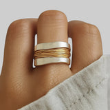 PRSTEŇ SO STRIEBORNÝMI A ZLATÝMI NIŤAMI