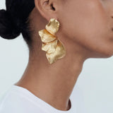 NÁUŠNICE VISIACE S LISTOM Z TEXTÚROVANÉHO KOVU